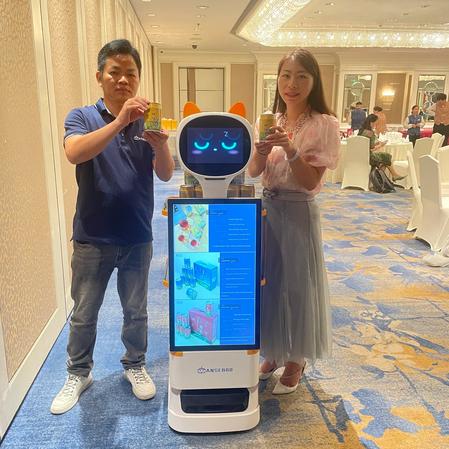 2024 Hot Sale Advertising Robot Humanoid Intelligent Autonomous Advertising Robot Delivery Food With 27 Inch Screen for Party