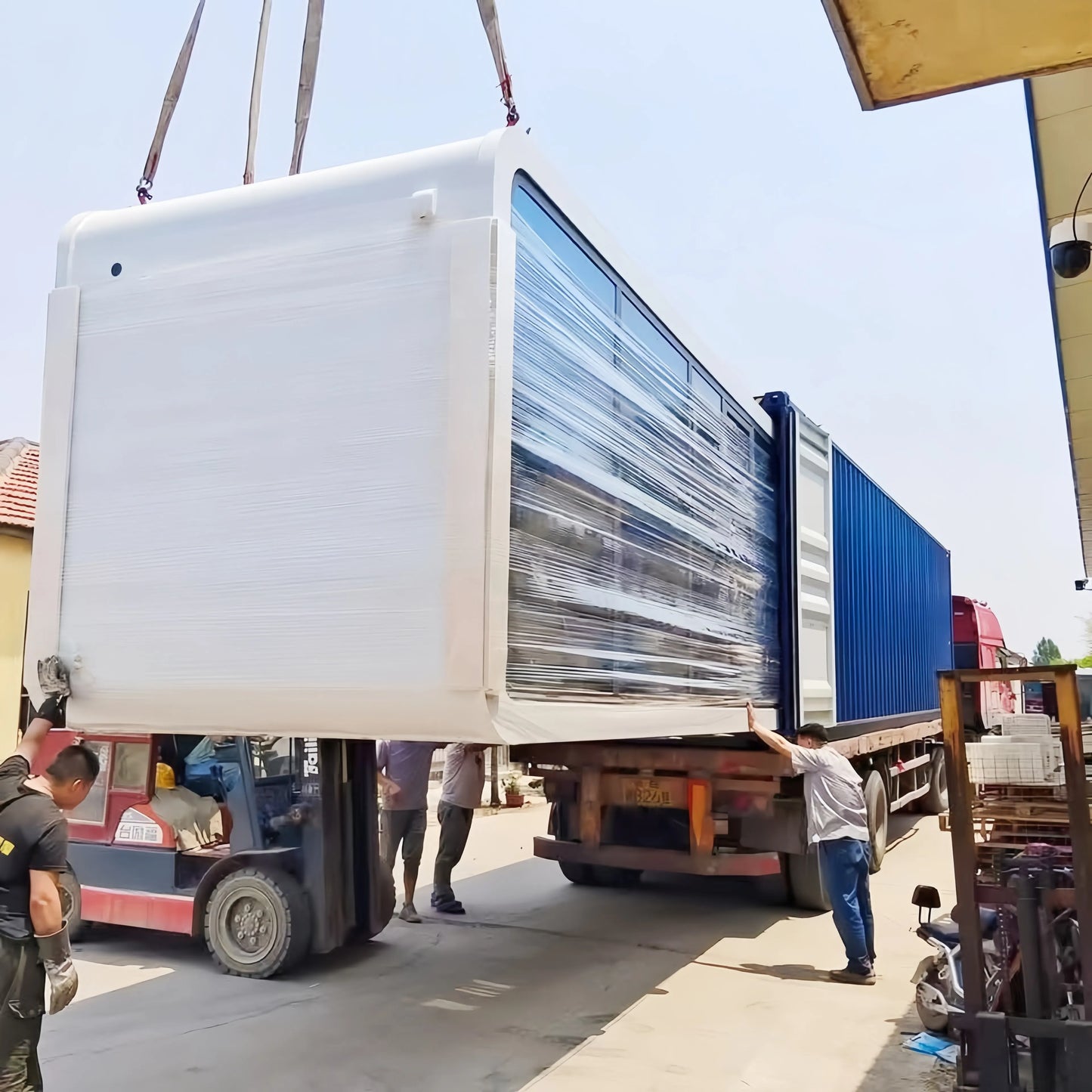 Prefab Capsule Futuristic Prefabricated Container Portable Space Glamping Pod House From Manufacturer